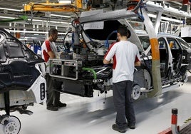 Trabajadores en la planta de Seat en Martorell (Barcelona)