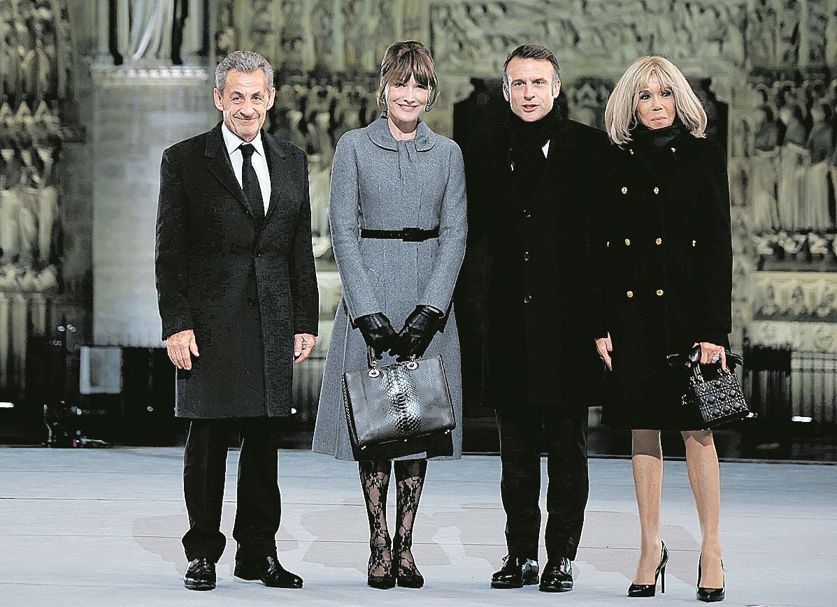 La pareja, con Macron y su esposa Brigitte en la ceremonia de reapertura de Notre Dame.