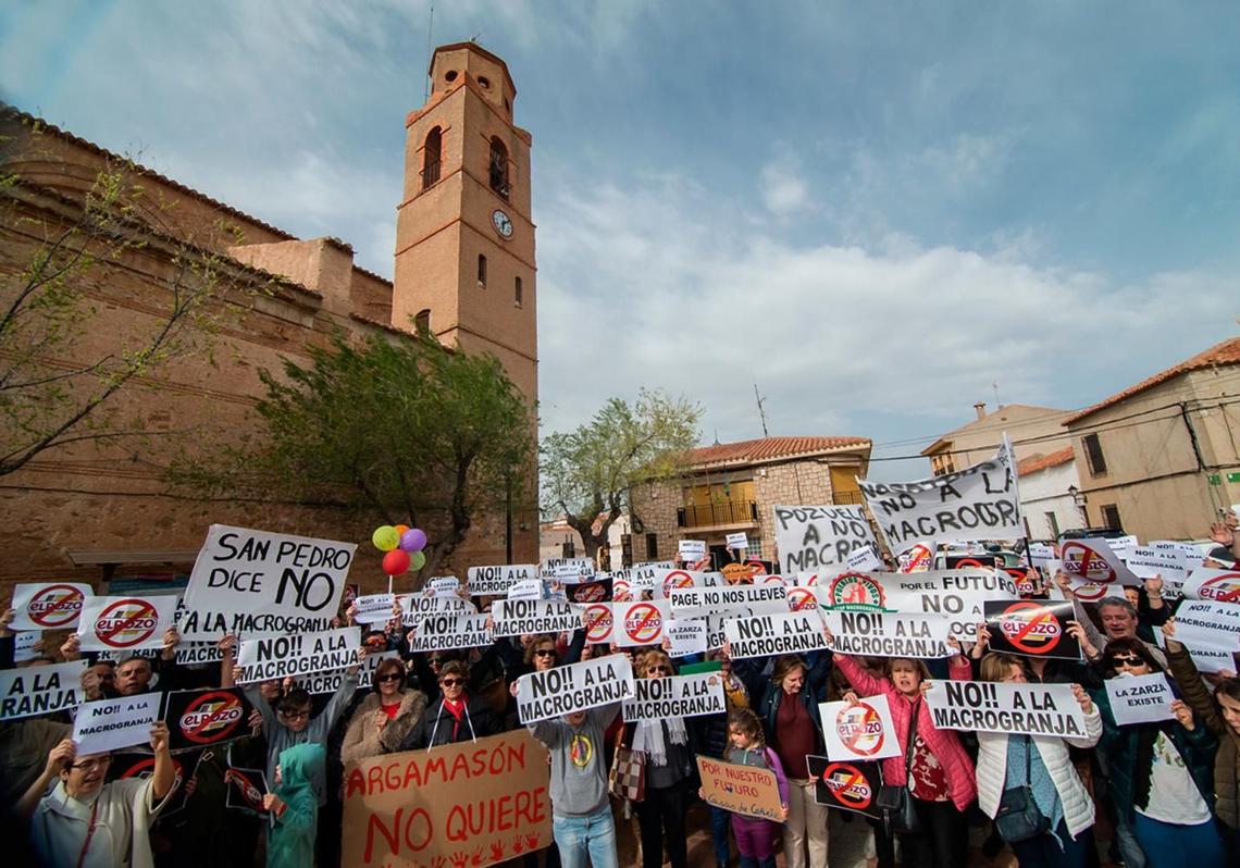 Protesta de las plataformas vecinales y ecologistas el pasado 2 de enero contra el fin de la moratoria.