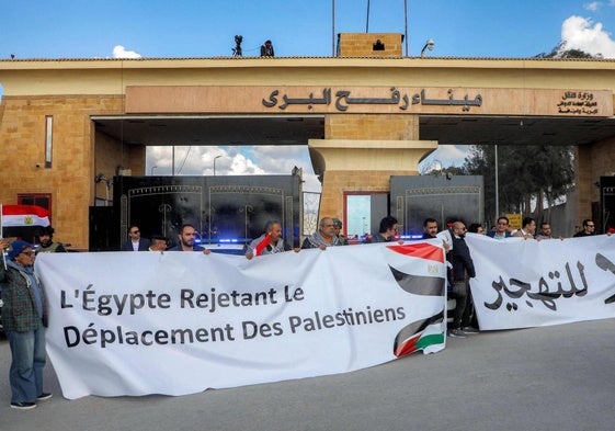 Protestas en el paso de Rafah contra el plan de EE UU de trasladar palestinos a Egipto.