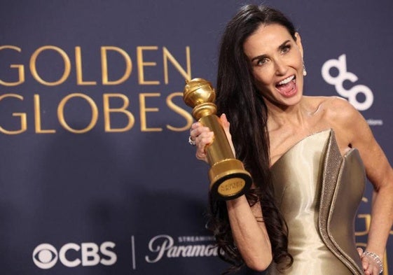 Demi Moore posa con el premio a Mejor Actuación por 'La sustancia'