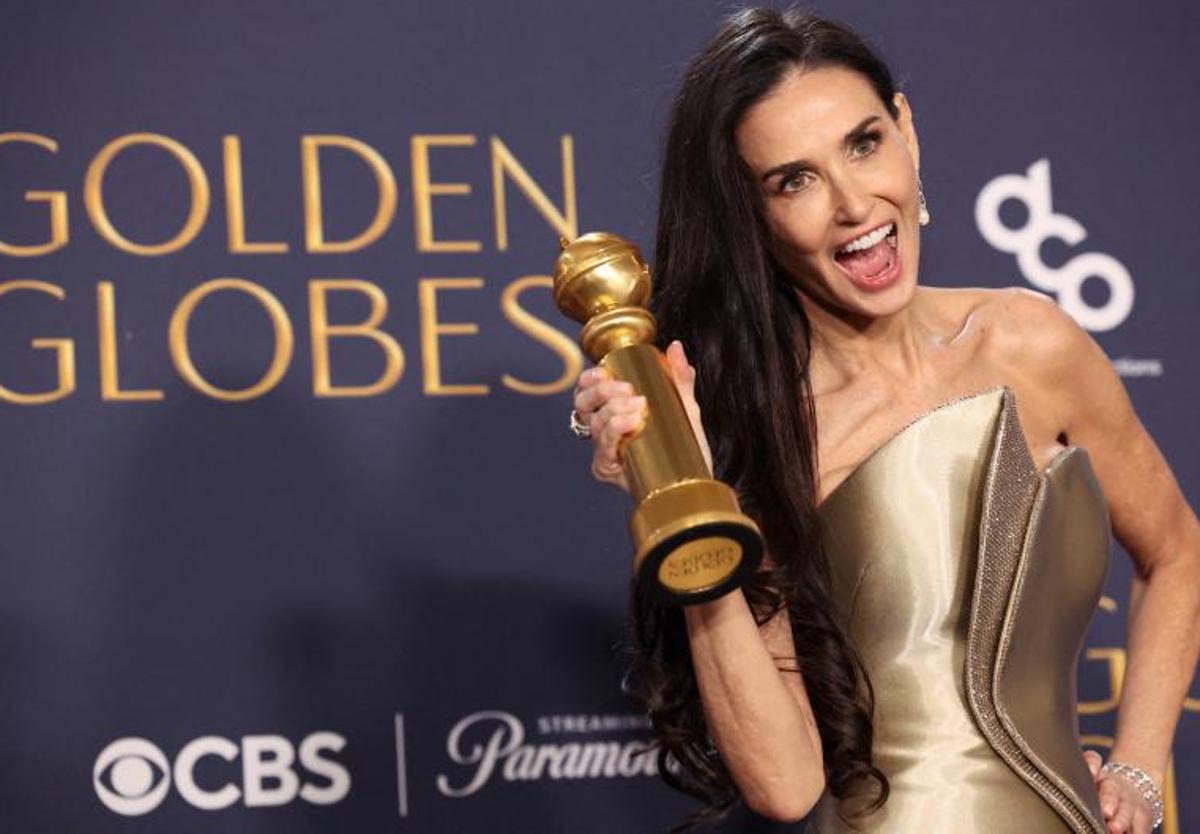 Demi Moore posa con el premio a Mejor Actuación por 'La sustancia'