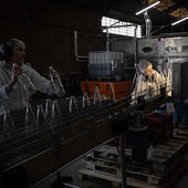 Dos mujeres limpian envases de vidrio en una empresa de reciclaje ubicada en la localidad francesa de Portet sur Garonne.