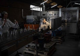 Dos mujeres limpian envases de vidrio en una empresa de reciclaje ubicada en la localidad francesa de Portet sur Garonne.