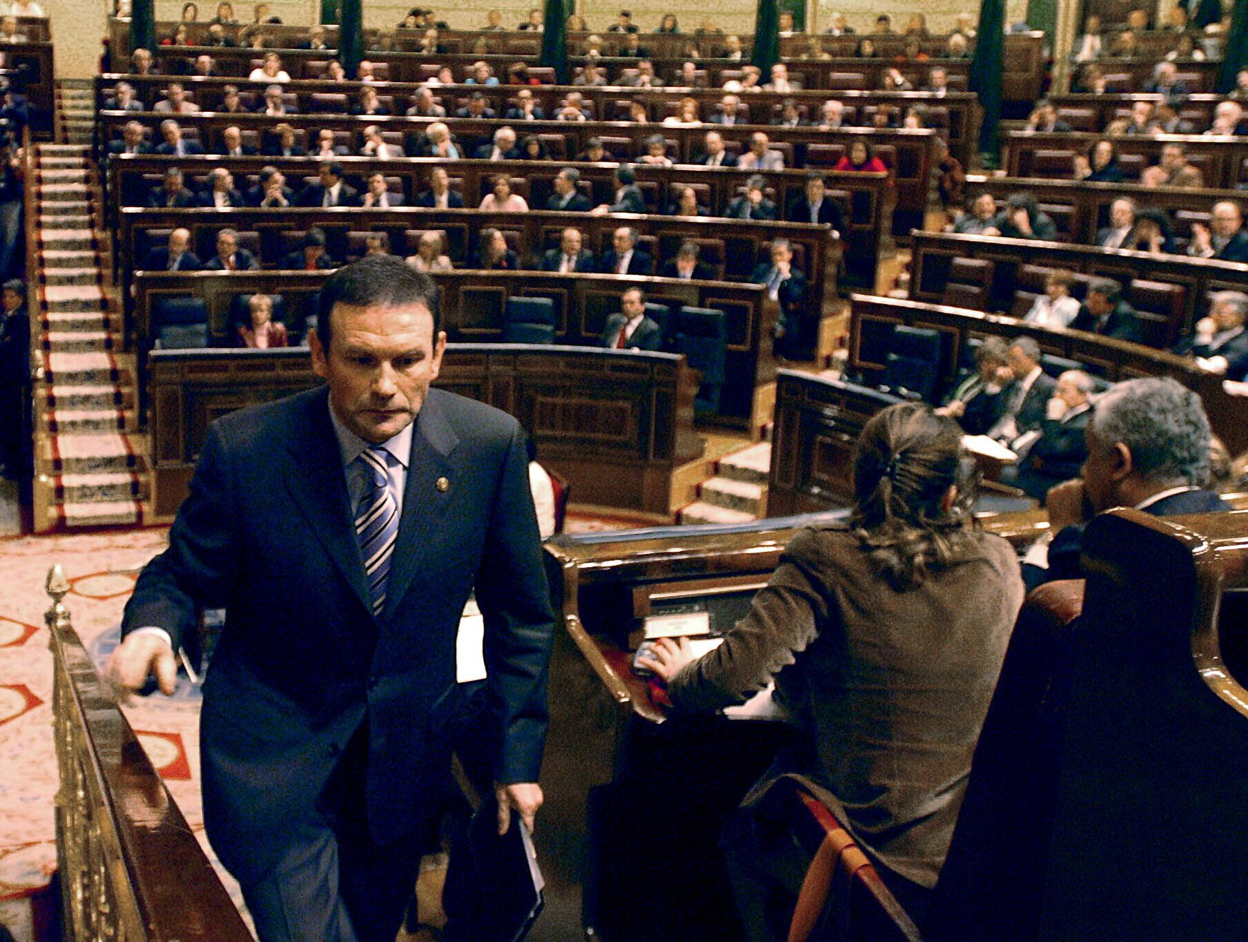 El entonces lehendakari Juan José Ibarretxe, subiendo a la tribuna del Congreso el 1 de febrero de 2005 para defender su controvertido plan.