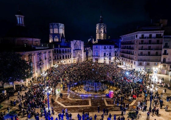 Los asistentes a la protesta, durante la lectura del manifiesto en la plaza de la Virgen de Valencia.