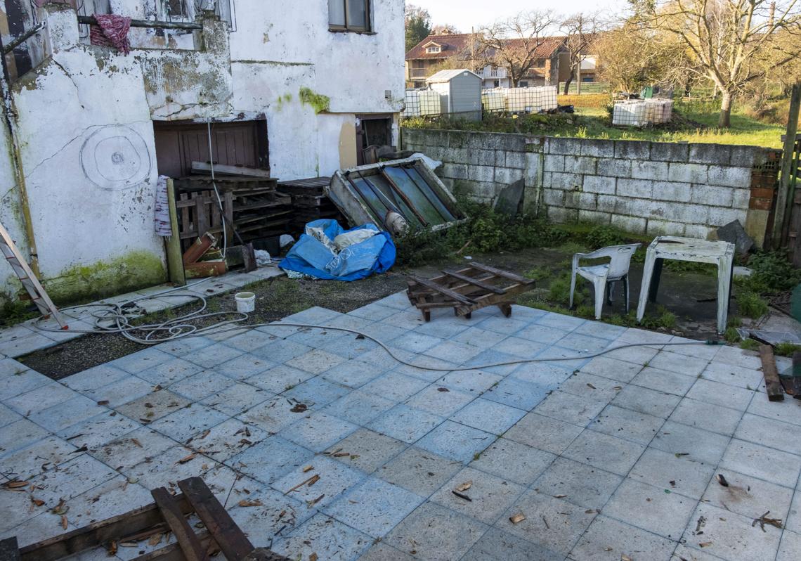 Patio de la vivienda en el que aparecieron los cuerpos sin vida de Eva y su bebé de 11 meses.