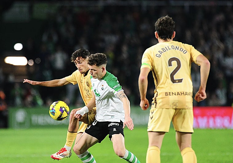 El Racing remonta ante el Málaga y afianza su liderato
