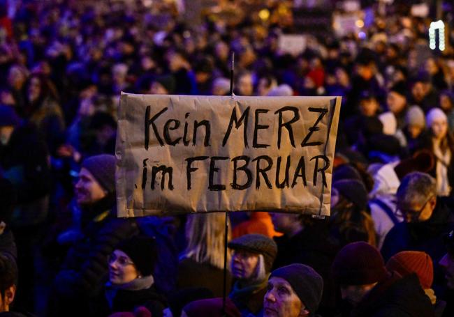 «No Merz en febrero», se lee en una pancarta.