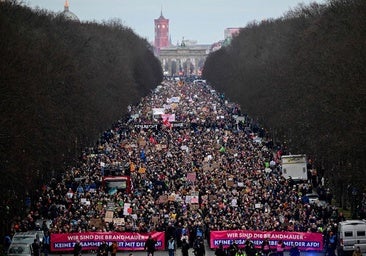Más de 160.000 personas protestan en Berlín contra el coqueteo de los conservadores con la ultraderecha