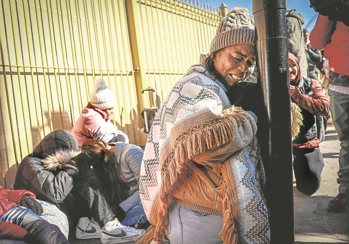 Margelis Tinoco, una migrante de Colombia, llora tras conocer que su cita con la Oficina de Aduanas y Protección Fronteriza de EE UU ha sido cancelada.
