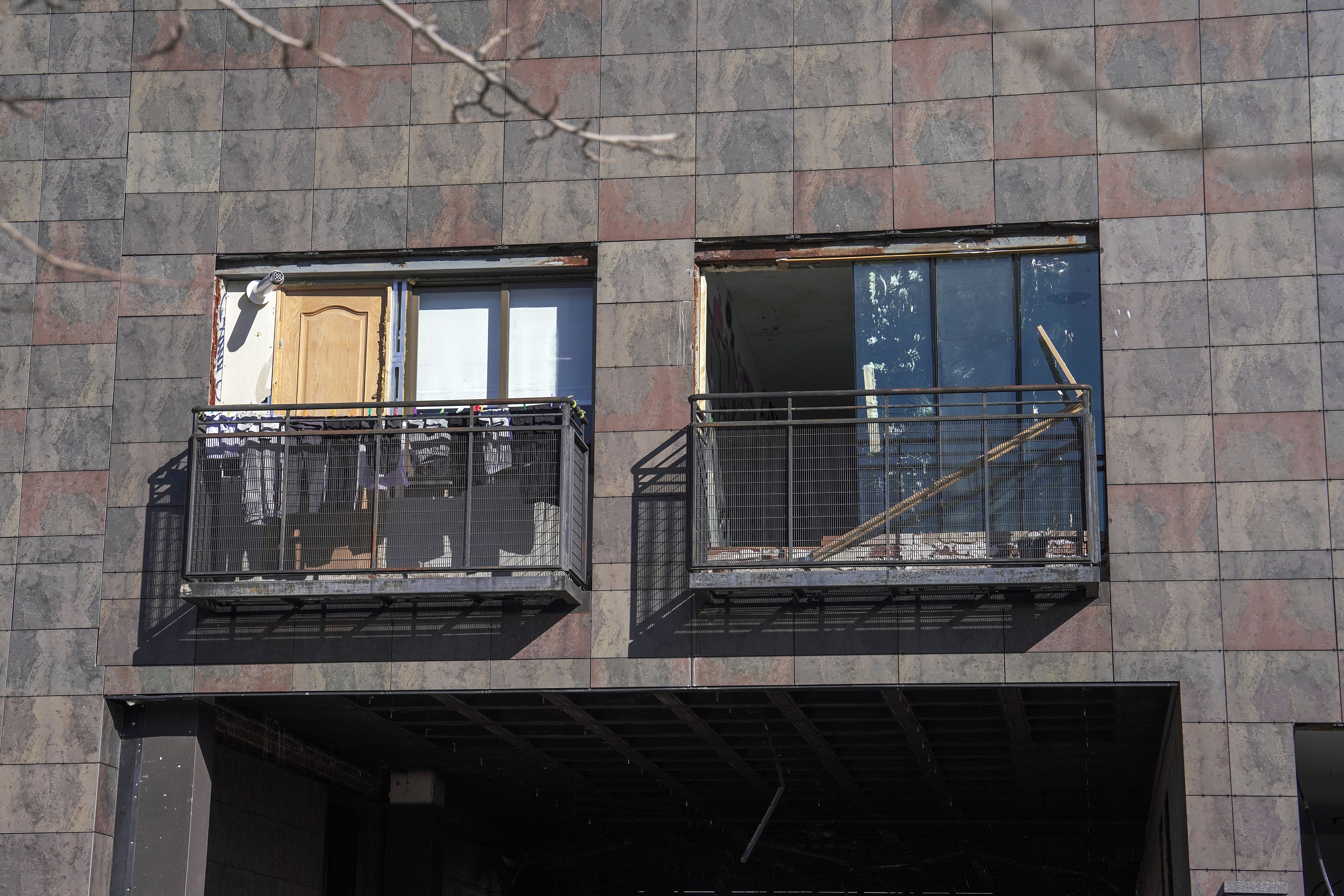 Ropa colgada en una de las terrazas del edificio