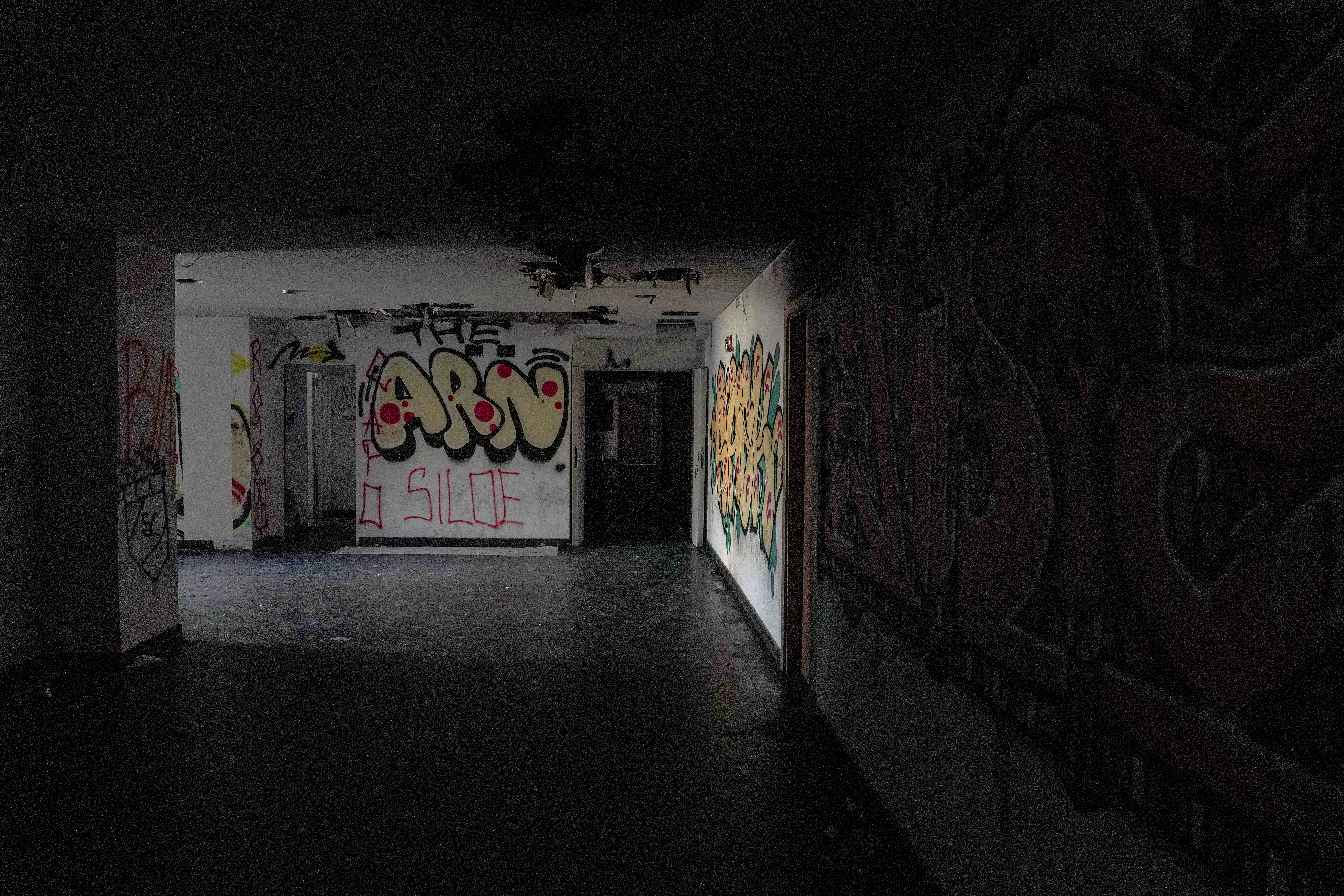 Grafitis en las paredes del interior del edificio