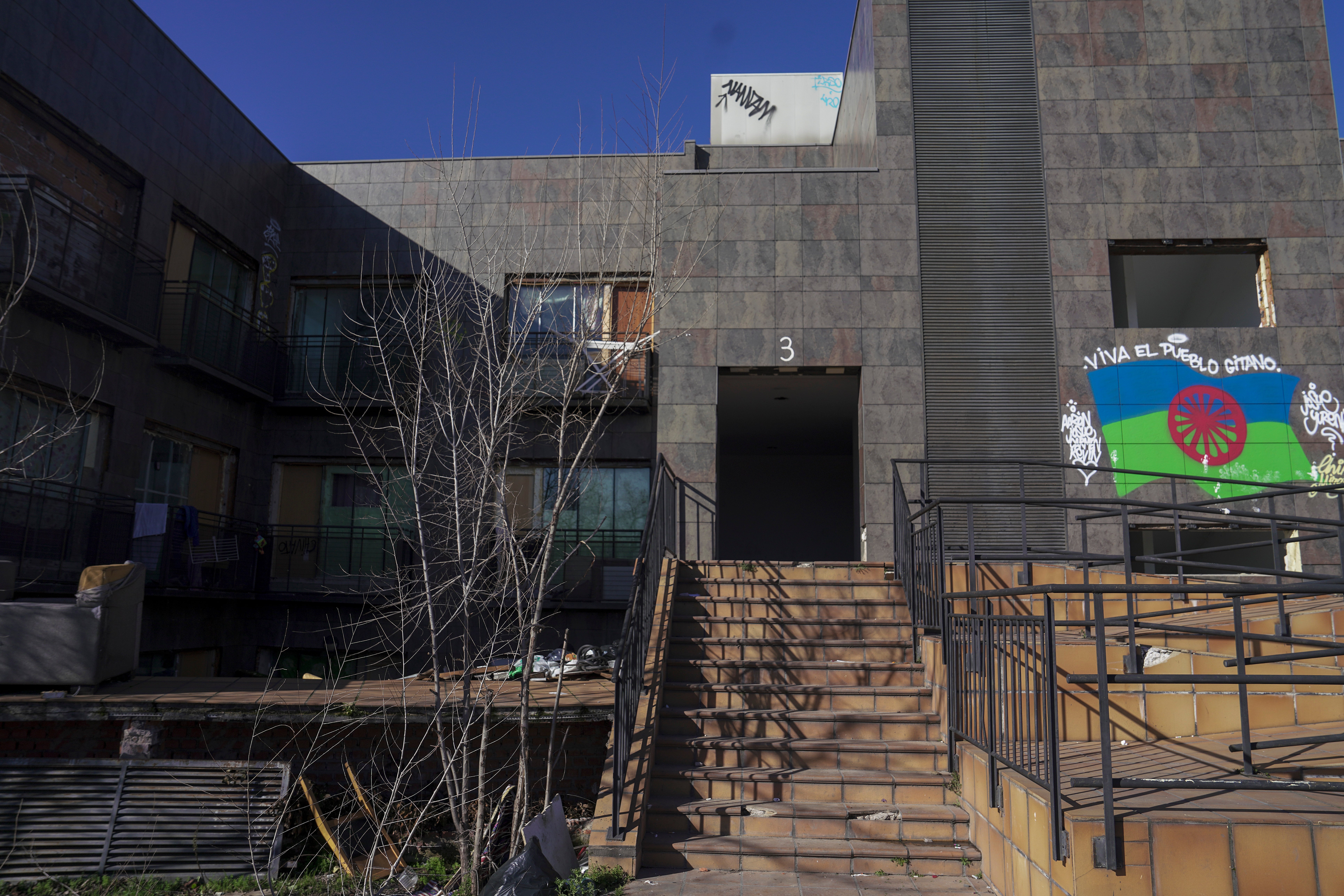 La basura se acumula en el exterior del edificio