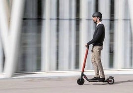 Casco en patinete