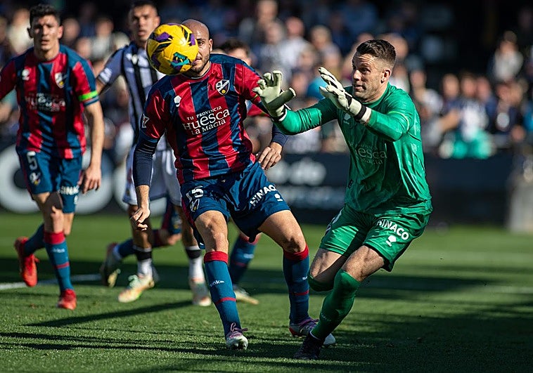 El Huesca asalta Castalia y se mete en playoff