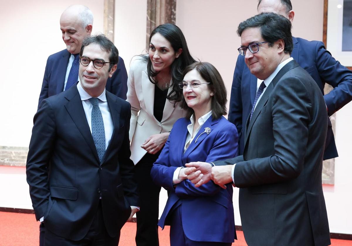 La presidenta de la CNMC, Cani Fernández, junto a los ministros de Economía y Función Pública, Carlos Cuerpo y Óscar López, en la toma de posesión del nuevo vicepresidente y de los nuevos consejeros de la CNMC.