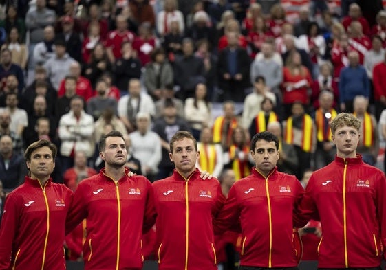 David Ferrer, junto a los componentes del equipo español de la Copa Davis que se enfrentó a Suiza.