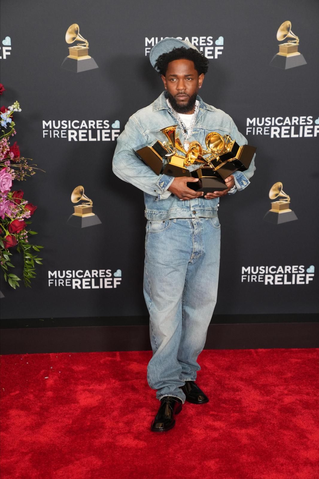 El vencedor de la noche, Kendricks, con un total 'look' denim. 