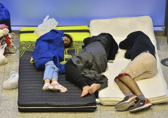 Una familia de refugiados descansa sobre dos colchones en un recinto ferial de la ciudad de Erfurt (Alemania), en 2015.