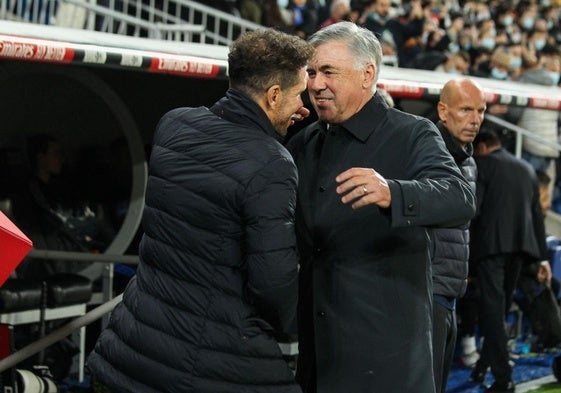 Simeone y Ancelotti se saludan antes de un derbi.