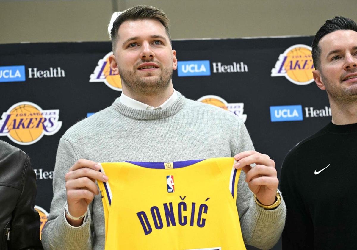 Luka Doncic, durante su presentación, con la camiseta de los Lakers.