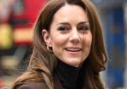 El 'look' de oficina de estrella de Hollywood que Kate Middleton quiere convertir en norma de estilo: pantalones que hacen tipazo y blazer en el color tendencia