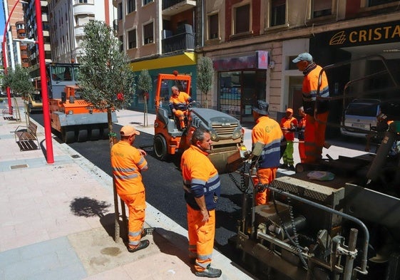 Obreros asfaltando una calle en Miranda del Ebro (Burgos)