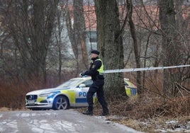 La Policía sueca acordona la escena del tiroteo en Risbergska School en Orebro, en el centro de Suecia.