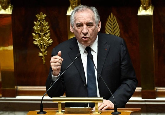 Bayrou supera otra moción de censura y apacigua la crisis política en Francia