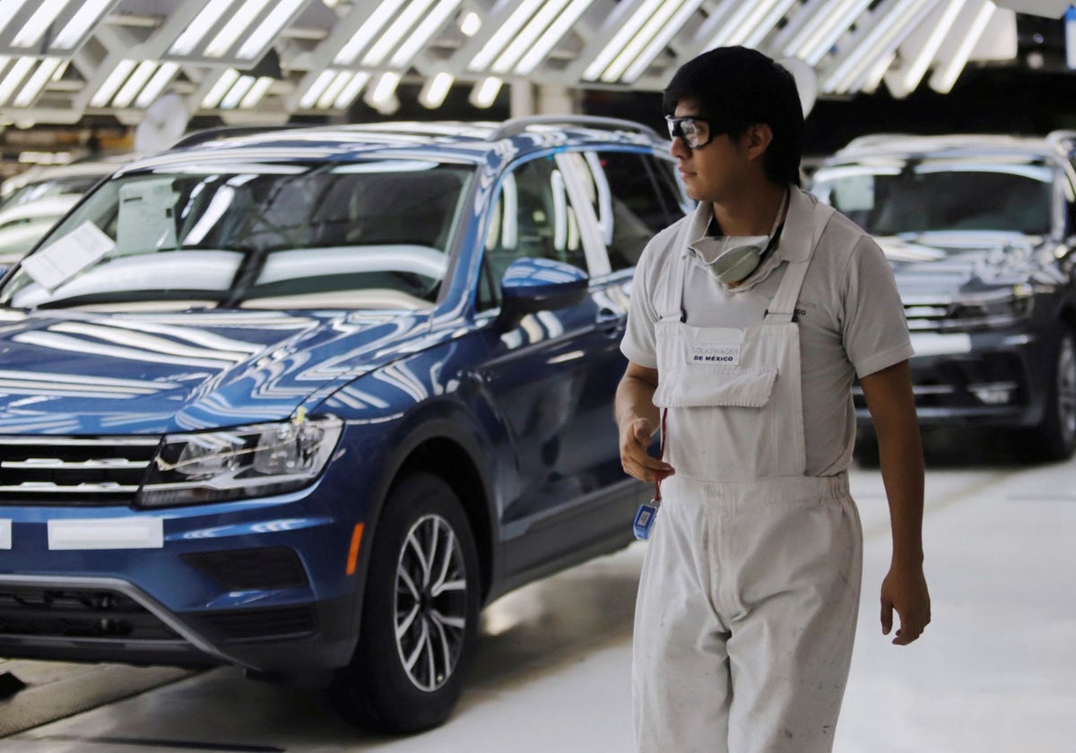 Un trabajador de la fábrica de Volkswagen en Puebla (México).