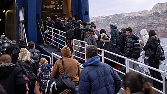 Santorini se vacía: más de 11.000 personas han abandonado la isla por los terremotos