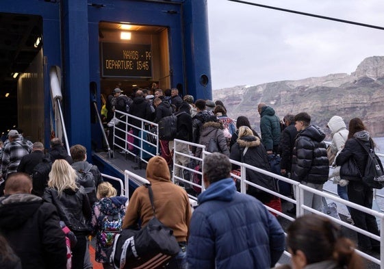 Cientos de personas huyen en ferry durante un aumento de la actividad sísmica en la isla de Santorini, Grecia.