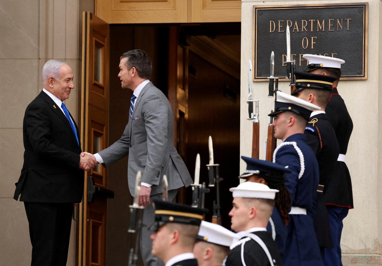 El primer ministro israelí, Benjamín Netanyahu, y el secretario de Defensa, Pete Hegseth en su encuentro en Washington.