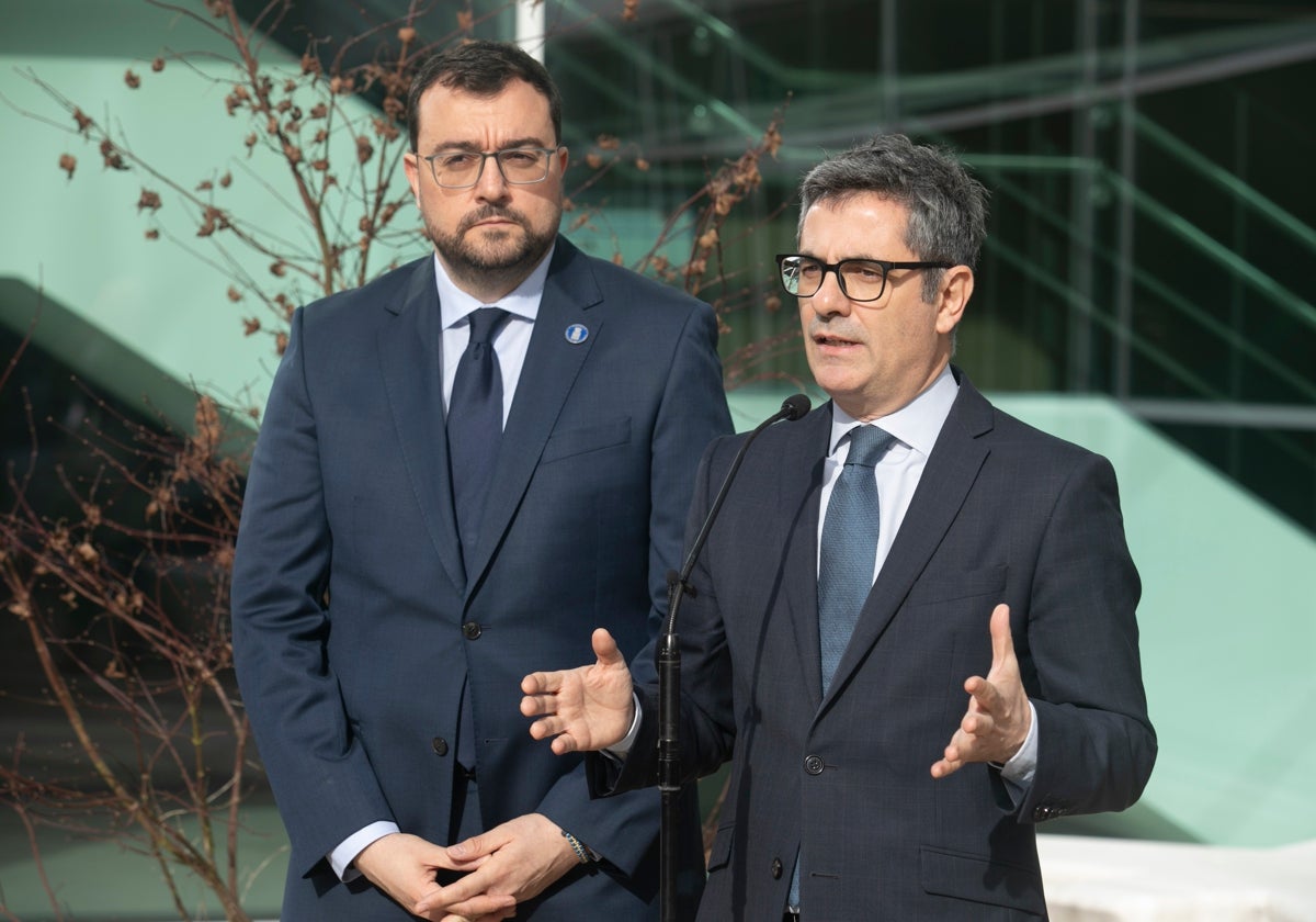 El ministro de Justicia, Félix Bolaños, este jueves junto al presidente del Principado de Asturias, Adrián Barbón, en Langreo.