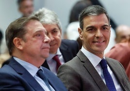 Pedro Sánchez junto al ministro Luis Planas, hoy, durante la presentación de la estrategia.