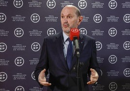 Rafael Louzán, presidente de la Federación Española de Fútbol, antes de la reunión con los clubes y el CTA.