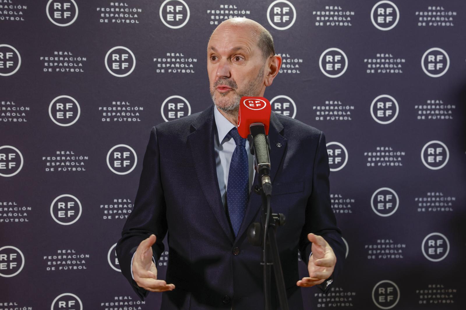 Rafael Louzán, presidente de la Federación Española de Fútbol, antes de la reunión con los clubes y el CTA.