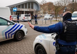 Agentes belgas aseguran la zona fuera de la estación de metro de Clemenceau después de un tiroteo en Bruselas