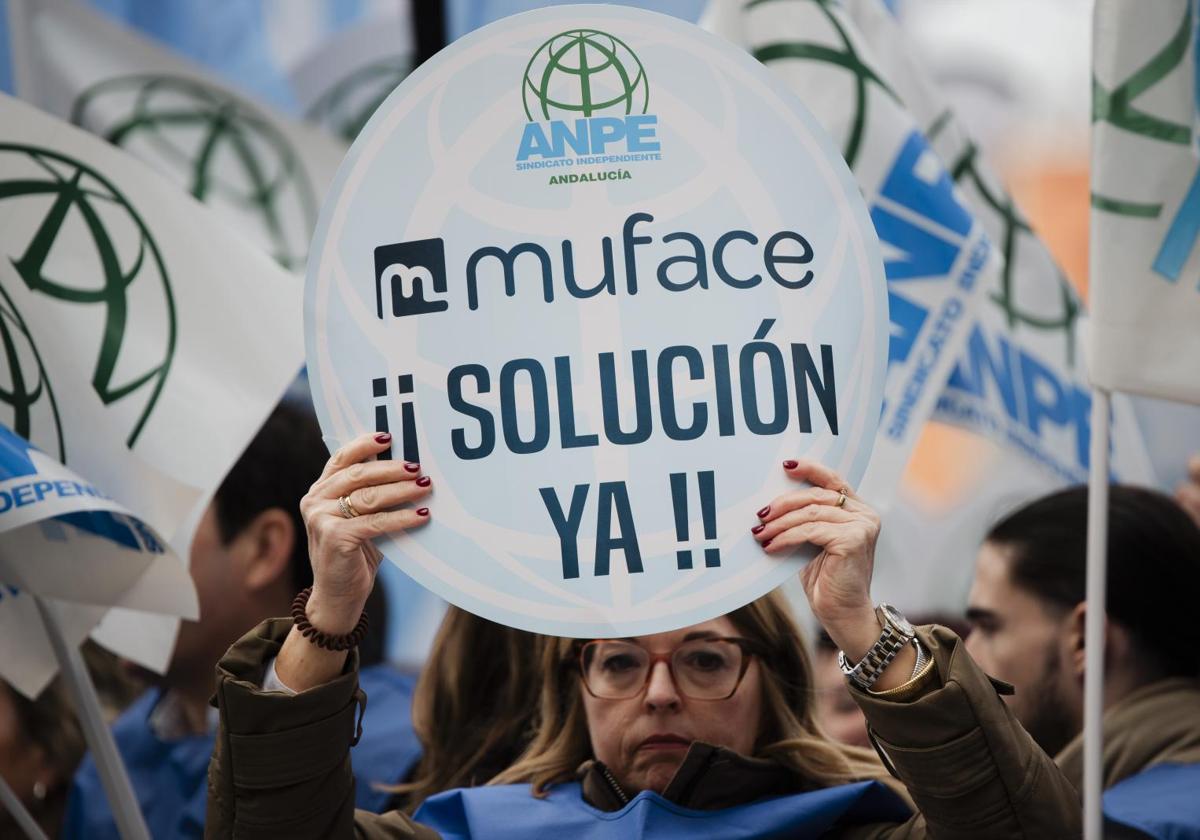 Varias personas durante una concentración, frente a la sede central de MUFACE, a 22 de enero de 2025