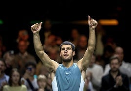 Carlos Alcaraz celebra su victoria ante Pedro Martínez.