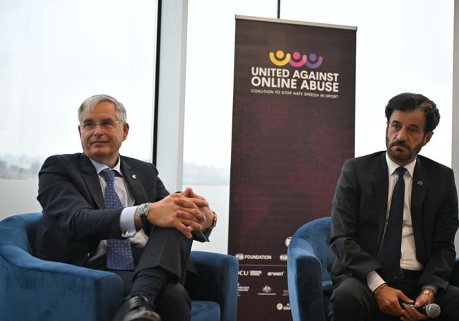 El presidente del Senado de la FIA y presidente del RACE, Carmelo Sanz de Barros, y el presidente de la FIA Mohammed Ben Sulayem.