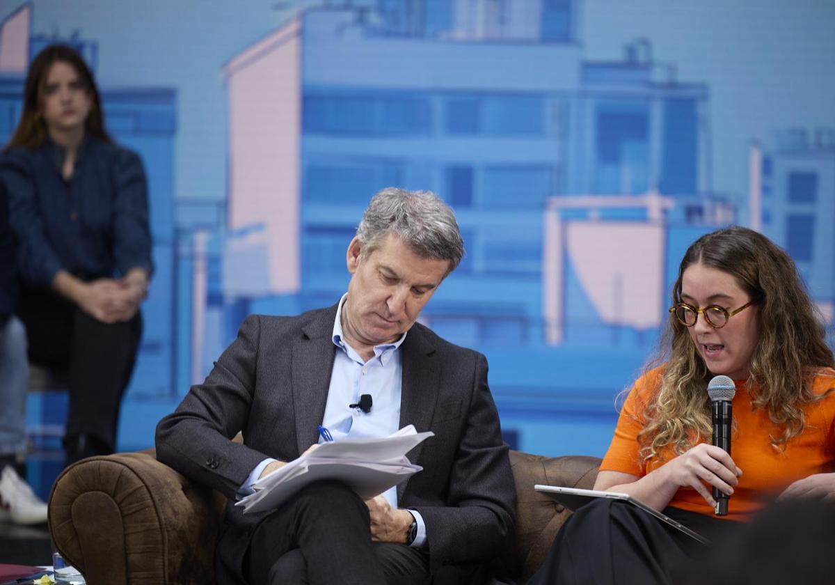 El presidente del PP, Alberto Núñez Feijóo, durante una reunión con representantes de asociaciones juveniles, en el Espacio Downtown