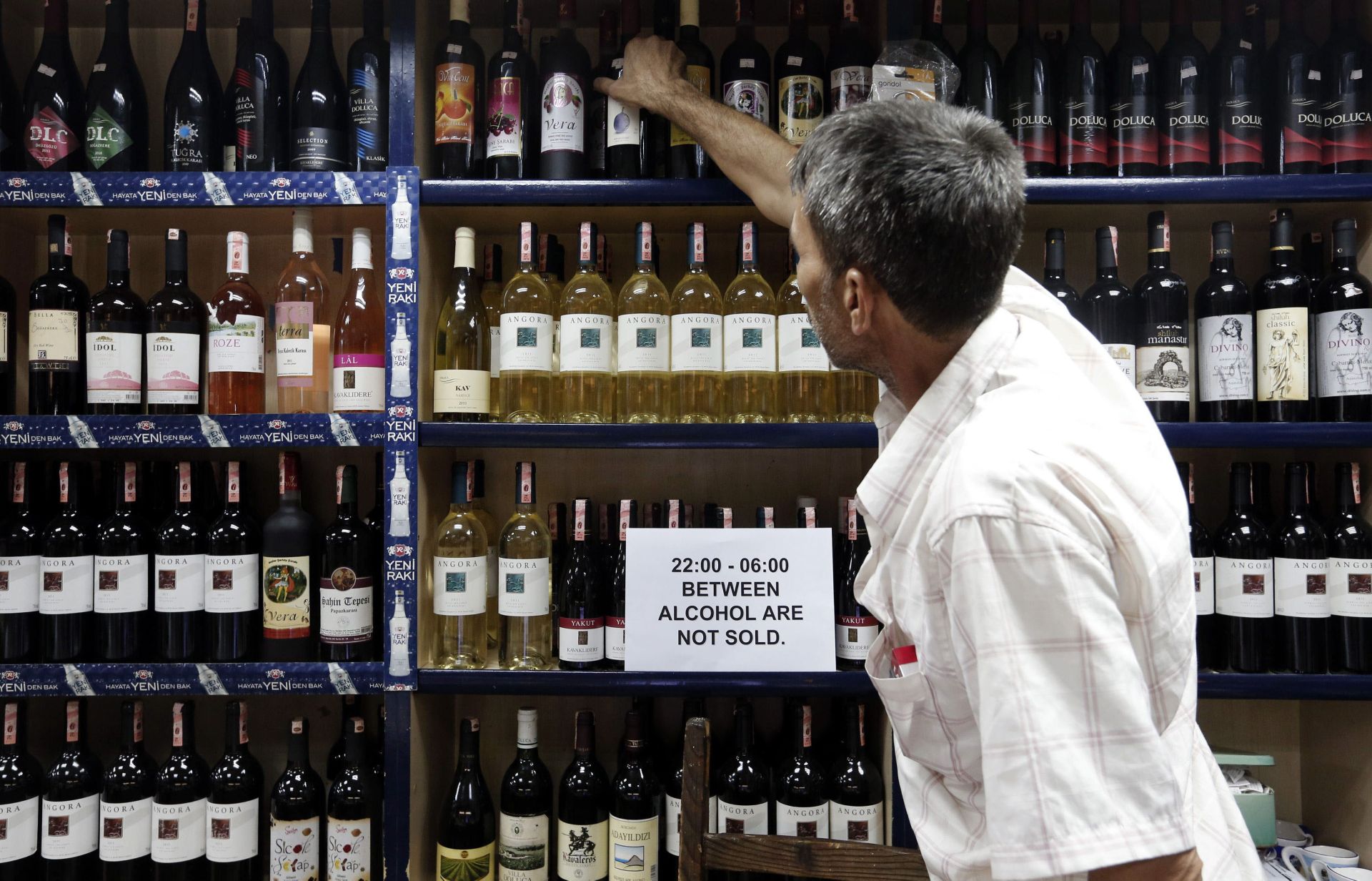 Turquía prohibió la venta de alcohol a partir de las diez de la noche y en lugares que disten menos de cien metros de un colegio o una mezquita.