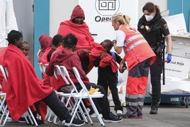 Efectivos de la Cruz Roja atienden a varios menores migrantes no acompañados