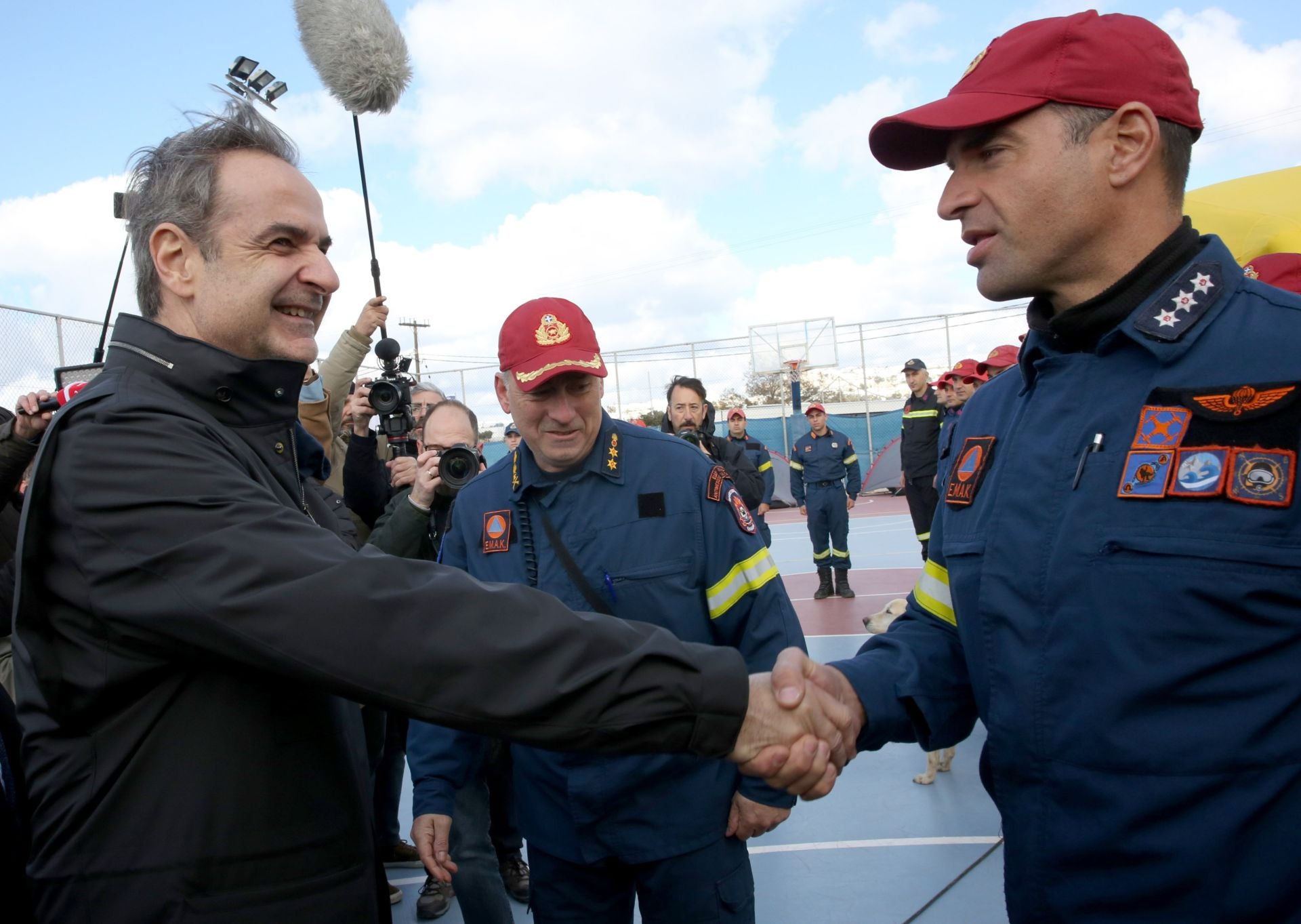 Kyriakos Mitsotakis, primer ministro griego, visita la isla de Santorini, afectada por una ola de terremotos.