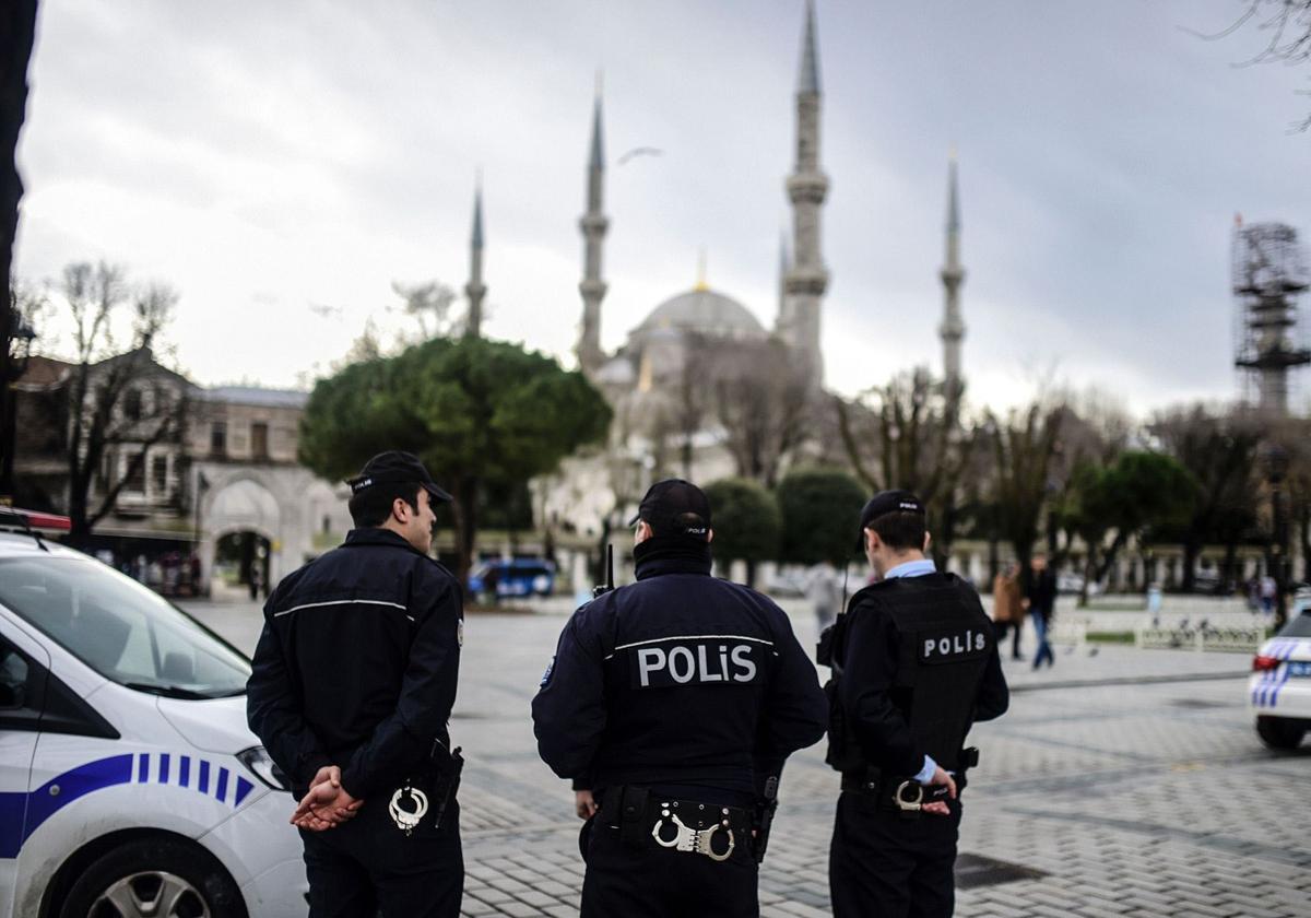 Agentes de la Policía turca haciendo guardia frente a la Mezquita Azul, en la plaza de Sultanahmet, en Estambul.