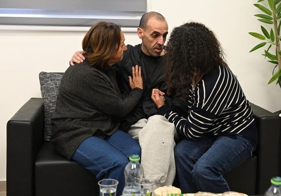 Eli Sharabi, con su madre y su hermana tras ser liberado