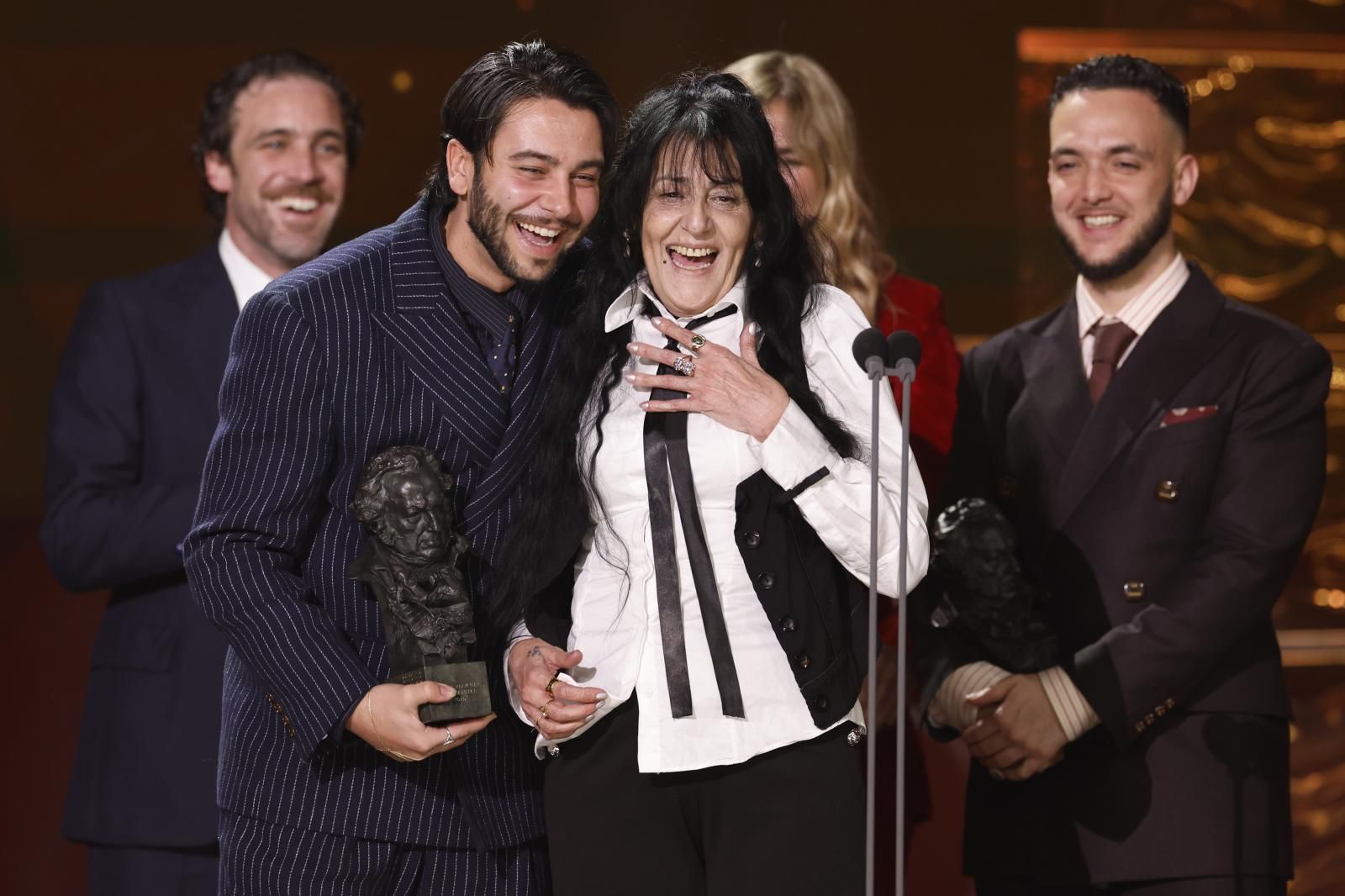 La película 'La guitarra flamenca de Yerai Cortés' ha ganado el Goya a mejor película documental. Se trata de la primera cinta de Antón Álvarez, conocido en la música como C Tangana (a la derecha en la imagen).