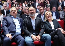 Viktor Orban, Santiago Abascal y Marine Le Pen durante el acto de Patriotas en Madrid.